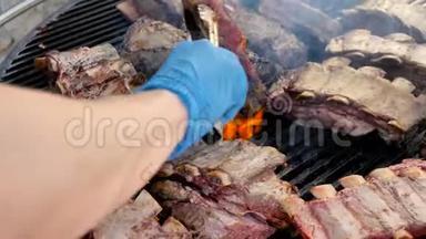 美国烤肉，厨师用火焰把烤肉架上的肉烧开。炸鲜肉鸡肉烤肉排骨、烤肉串